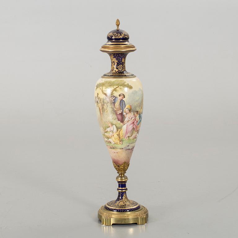 A porcelain urn, France, early 20th Century.