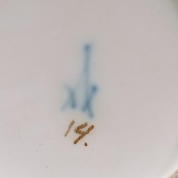 KOPP med FAT, porslin. Meissen, ca 1755.