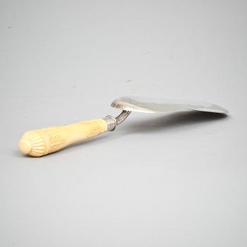 FISKSPADE, silver, Walker & Hall, Sheffield, England. 1800-talets andra hälft. Vikt inkl skaft ca 260 g.