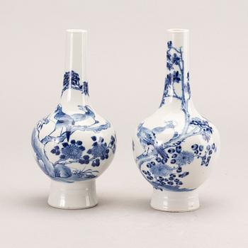 A set of two blue and white vases, Qing dynasty, 19th Century.