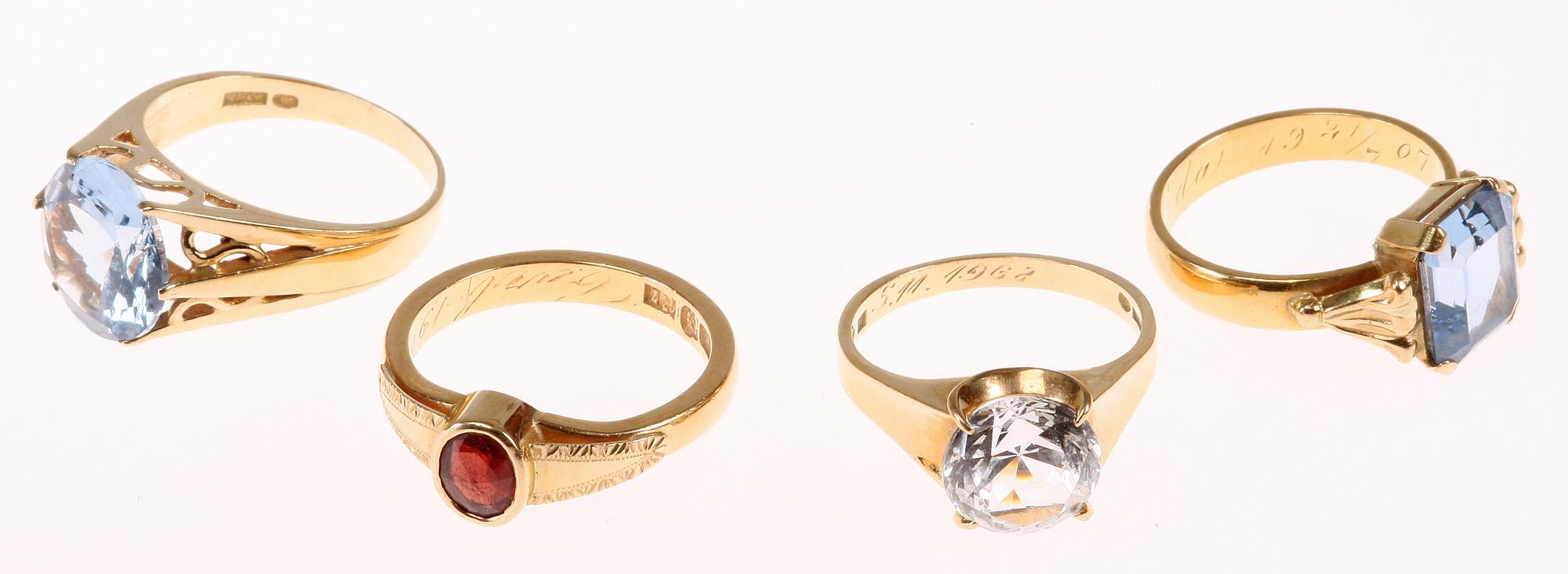 RINGAR, 4 st, 18K guld samt stenar, 1900-talets andra hälft. Tot vikt 25 gram.