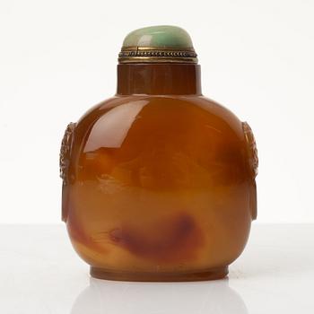 A Chinese agate and nephrite snuffbottle, late Qing dynasty, 19th century.