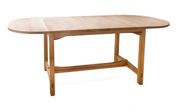 174. A PINE DINNER TABLE,