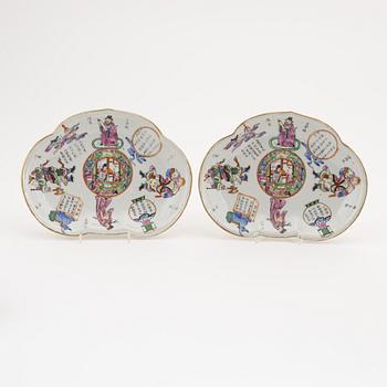 A pair of famille rose dishes, Qing dynasty, 19th Century.