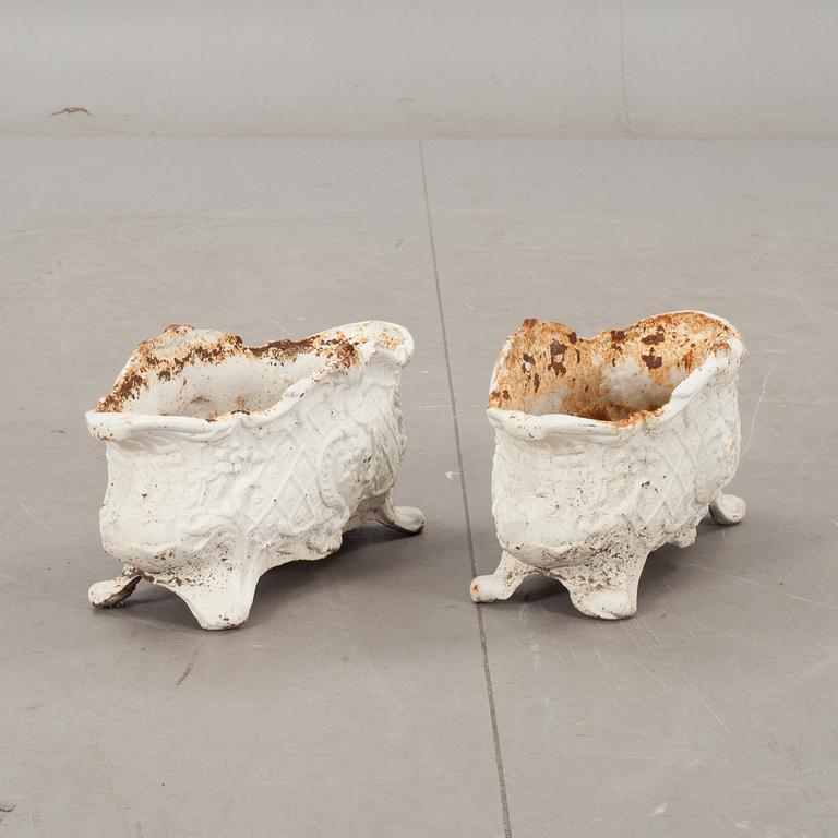 URNOR/JARDINJÄRER, ett par, gjutjärn, 1900-tal.