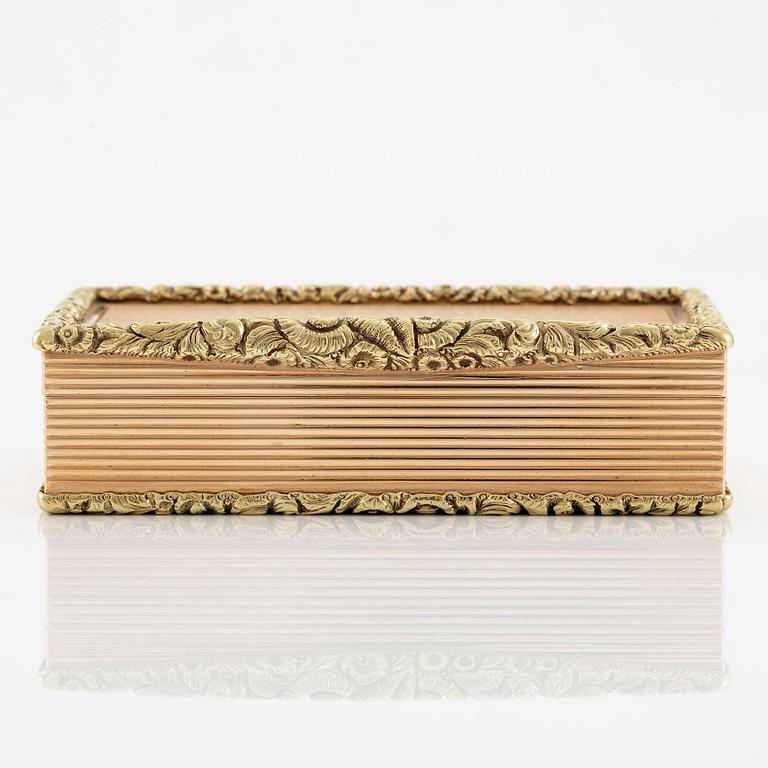 An european 14 carat gold box 'deux couleur', unmarked, probably Central Europe 19th century.