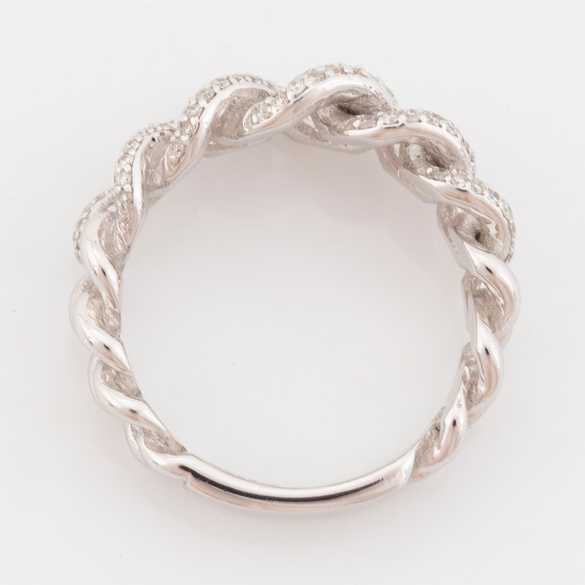 Ring med briljantslipade diamanter.