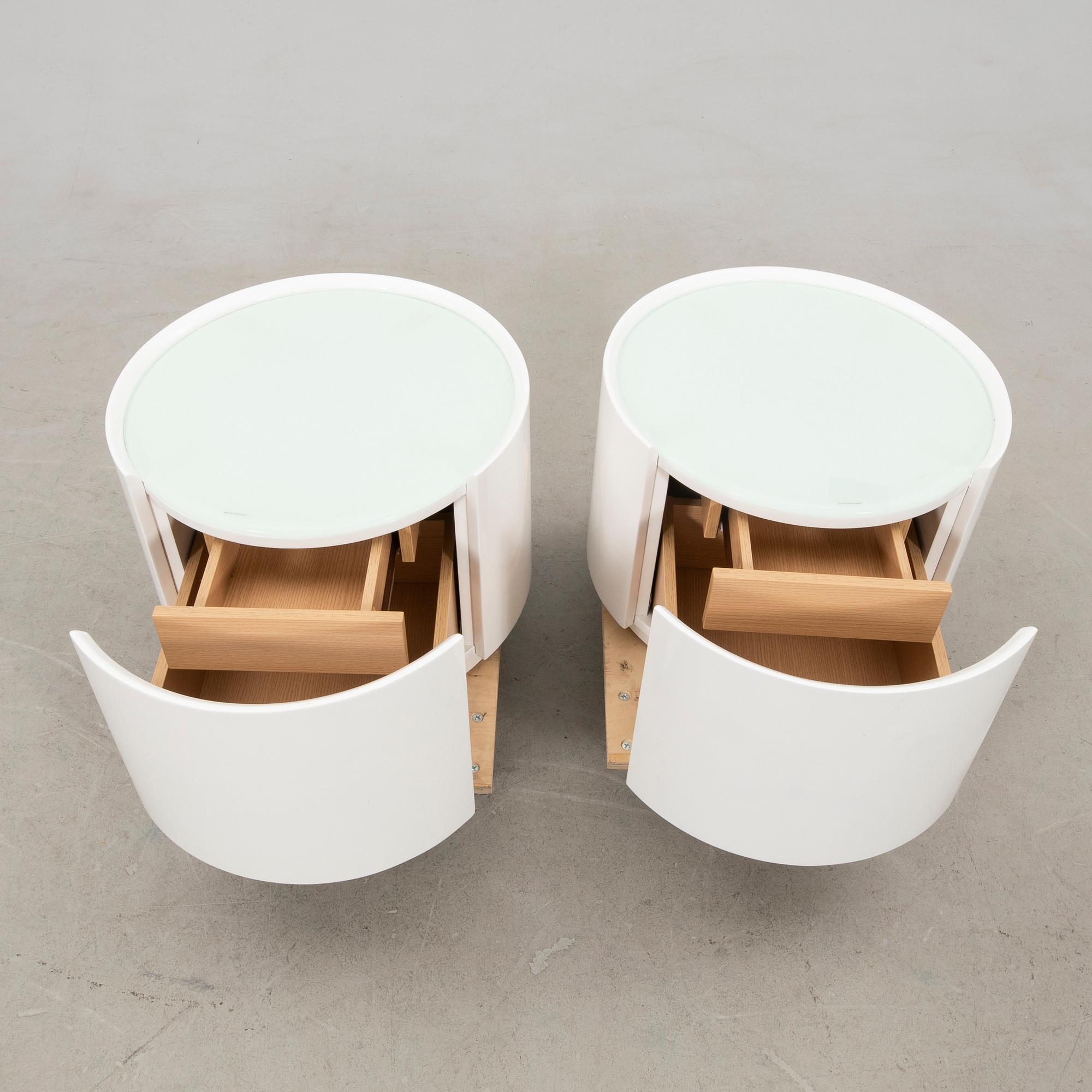 Sidobord/Sängbord ett par samtida.