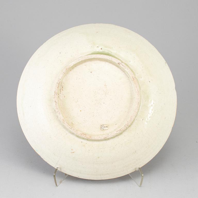 FAT, keramik, diameter ca 30 cm, Persien (Iran), 1800-talets andra hälft.