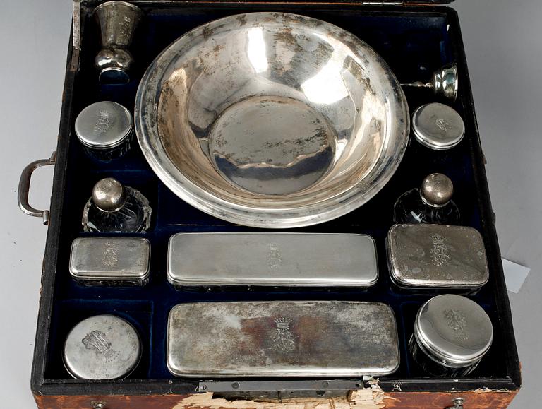 TVÄTT/TOILETTESERVIS, 12 delar, silver och glas, Österrike-Ungern, troligen omkr 1900.