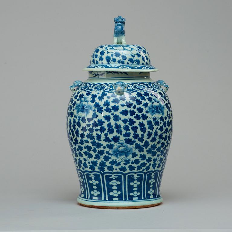 A blue and white jar with cover, Qing dynasty, late 19th century.