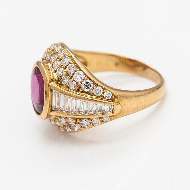 An 18K gold ring with baguette and brilliant cut diamonds and a ruby.