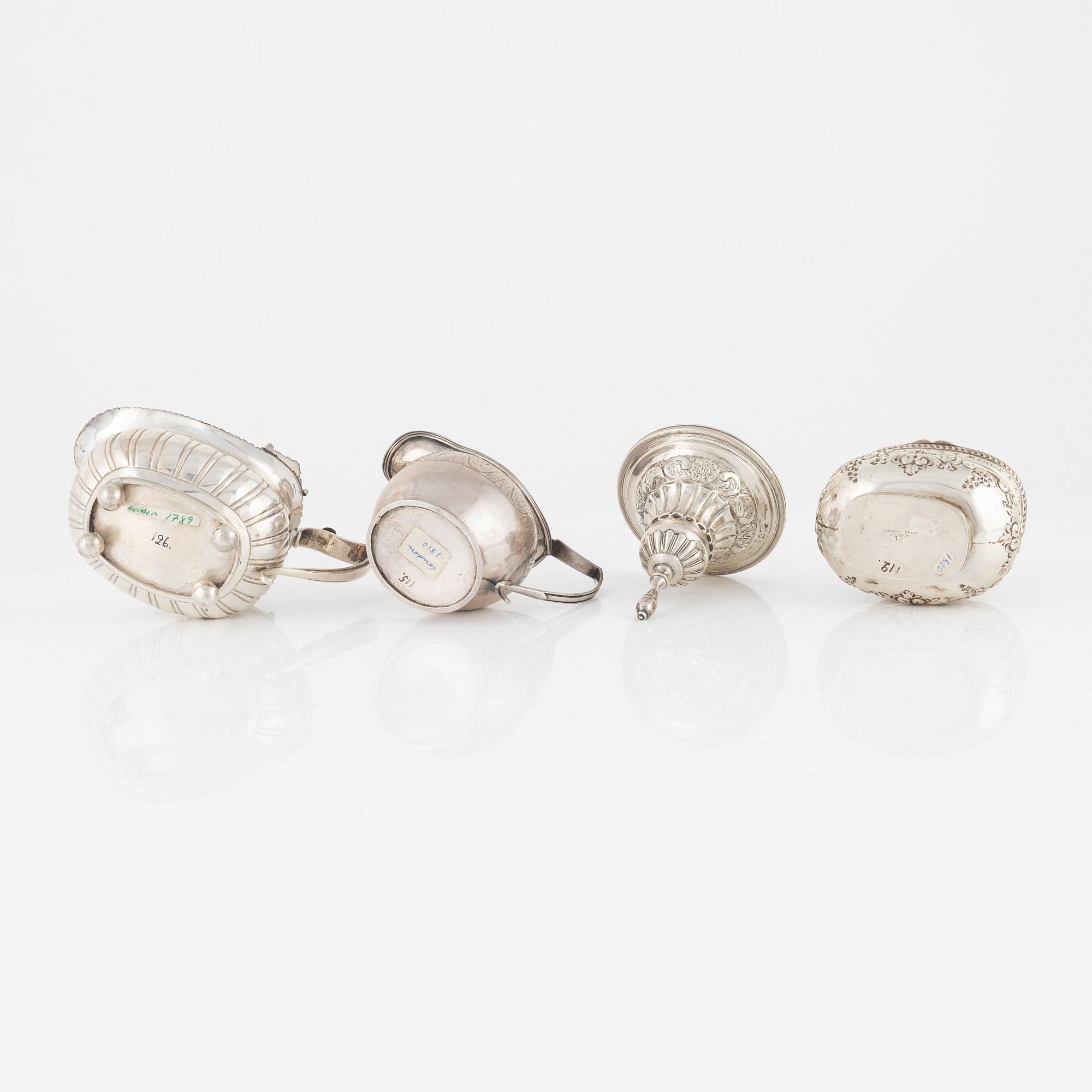 Bordspingla, sockerskrin samt två gräddkannor, silver, bl a London 1811.