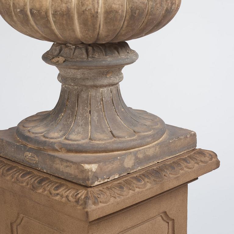 A stoneware garden urn on pedestal by av James Stiff & Sons (Lambeth, London 1834 - 1876).