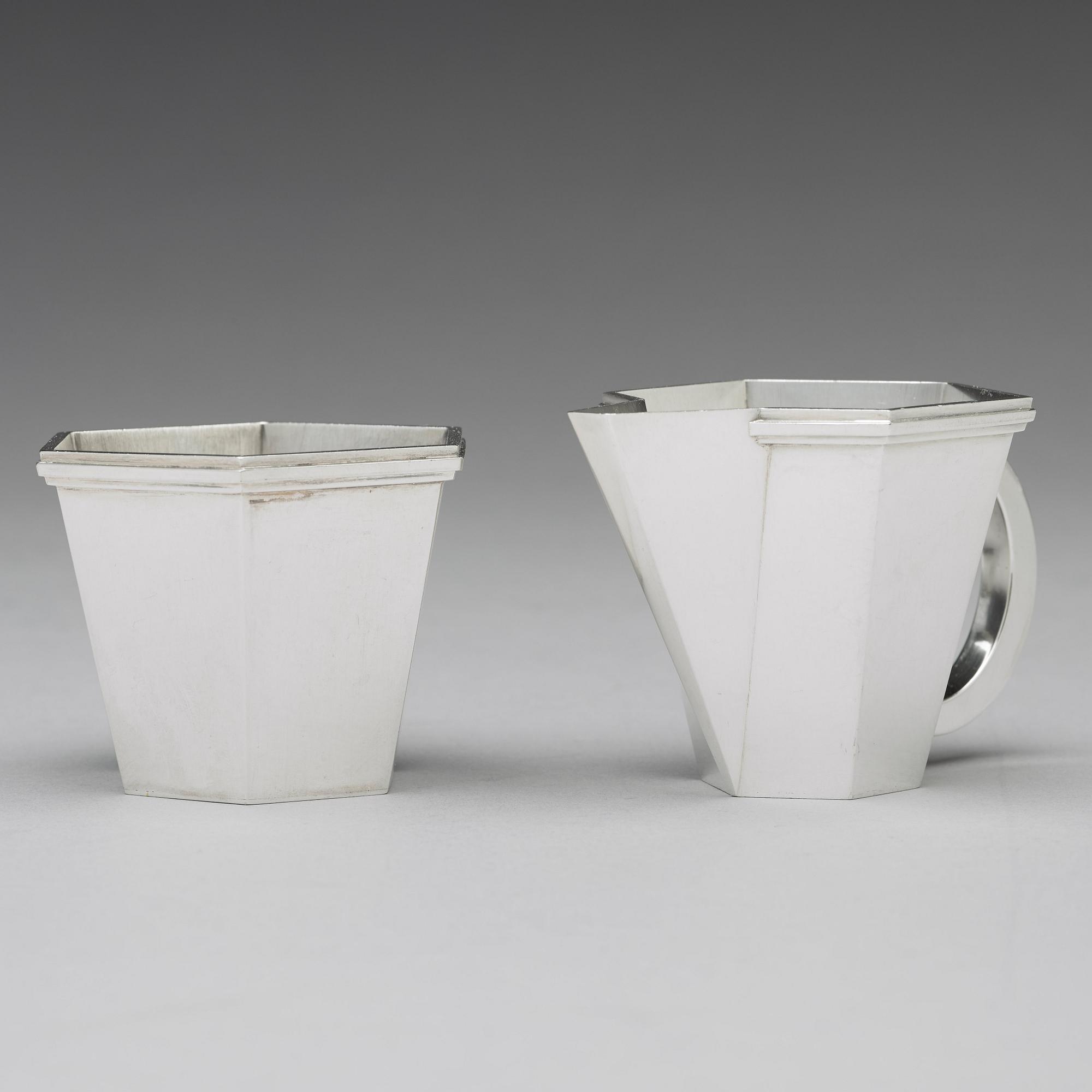 Wiwen Nilsson, sockerskål, gräddkanna och tång på bricka, Lund 1964-69, sterling.