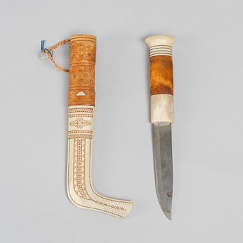 Thore Sunna, a reindeer horn knife.