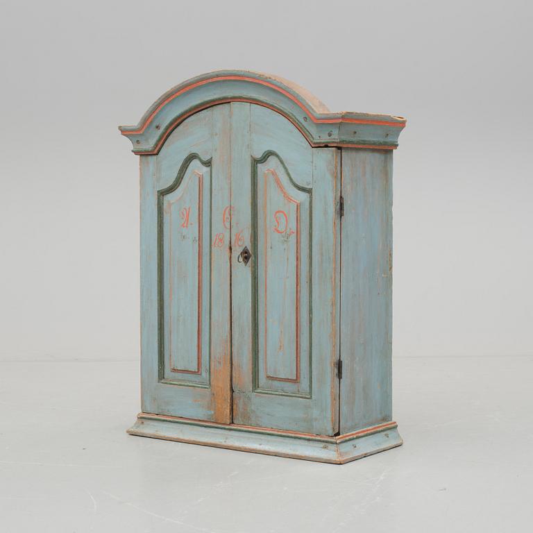 HÄNGSKÅP, allmoge, Forsa, Hälsingland. Daterad 1816.