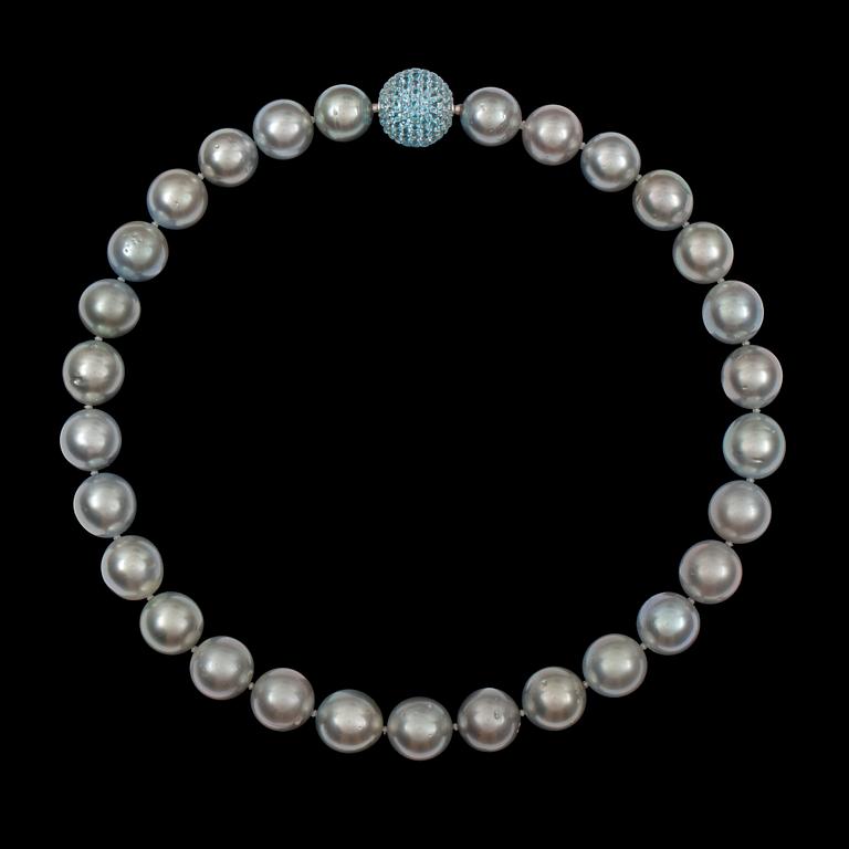 A cultured light gray Tahitian pearl necklace. Ø 13.5 - 14.5 mm. Clasp set with blue topaz.