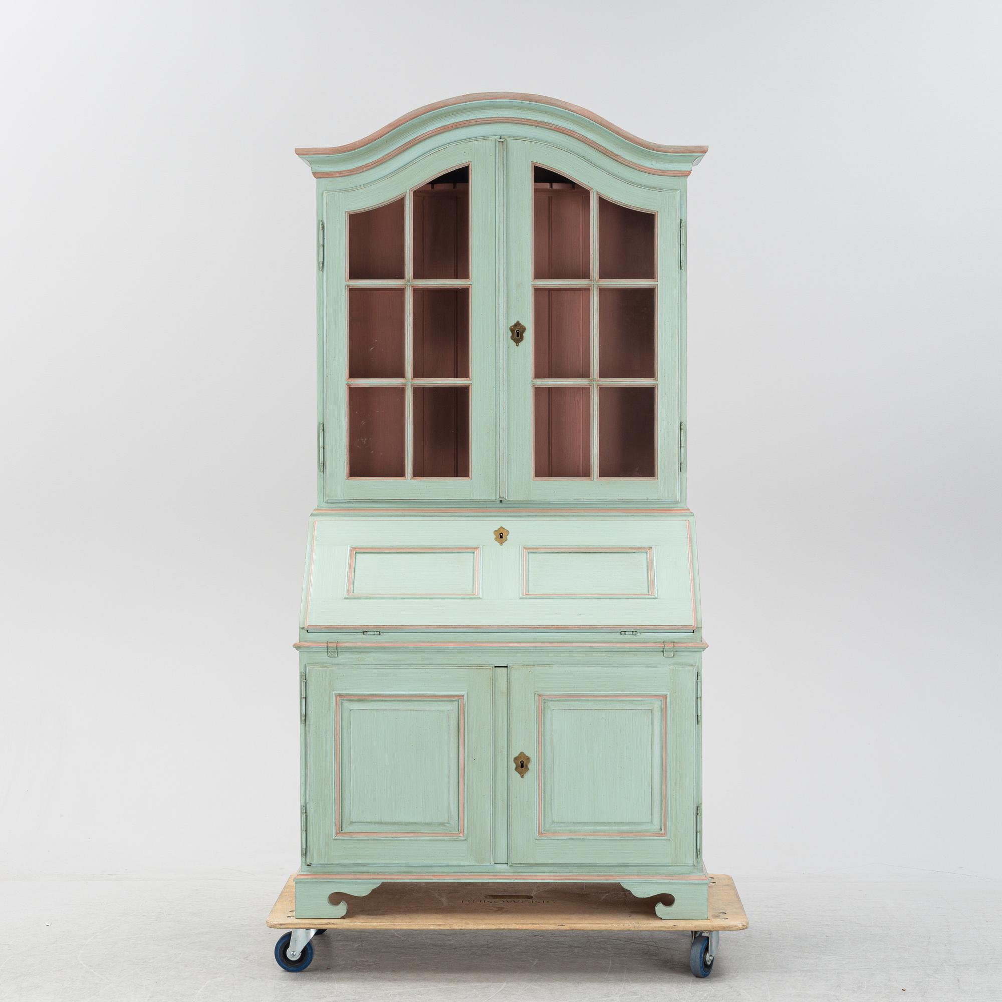 Skrivskåp, rokokostil, modern tillverkning.