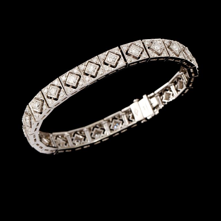 ARMBAND, 14k vitguld med 115 briljantslipade diamanter, totalt ca 5.06 ct. Vikt 29 g.