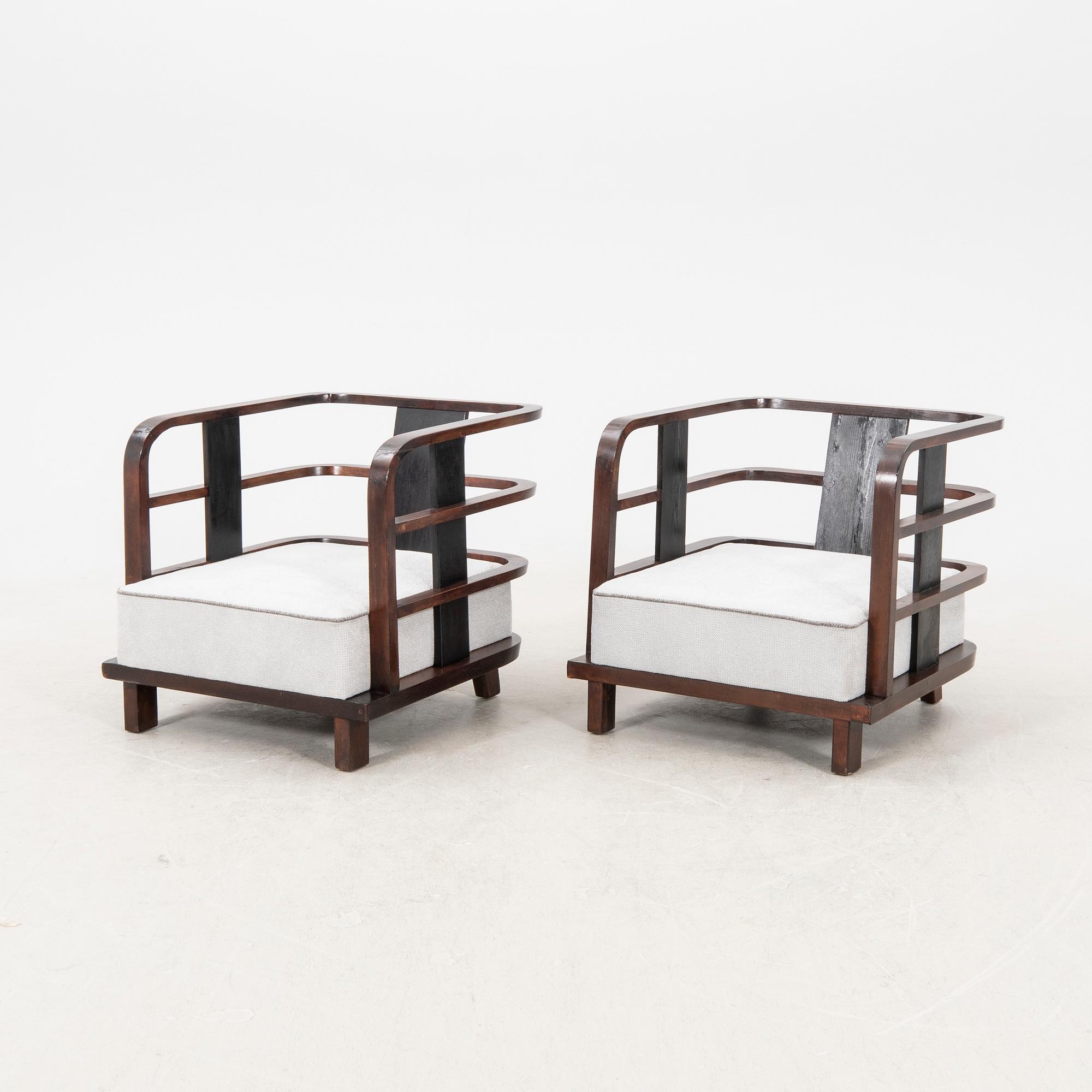 A pair of stained wood art déco armchairs from the first half of the 20th century.