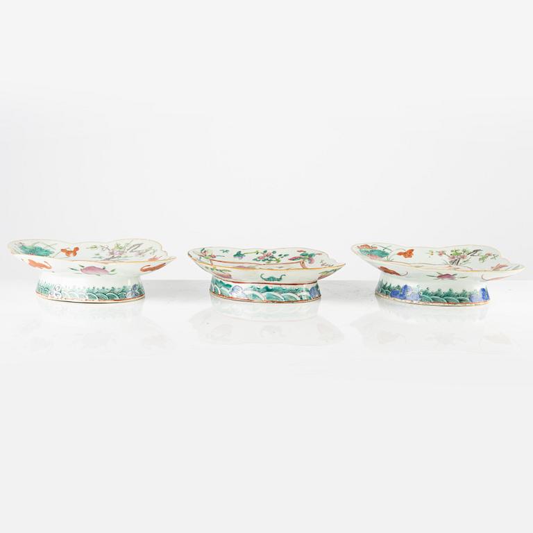 Three porcelain dishes, China, 19th century.