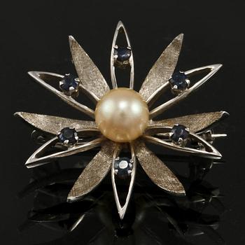 BROSCH, 18k vitguld med odlad pärla samt 6 fasettslipde blå safirer, 1900-talets tredje kvartal. Vikt 5 g.