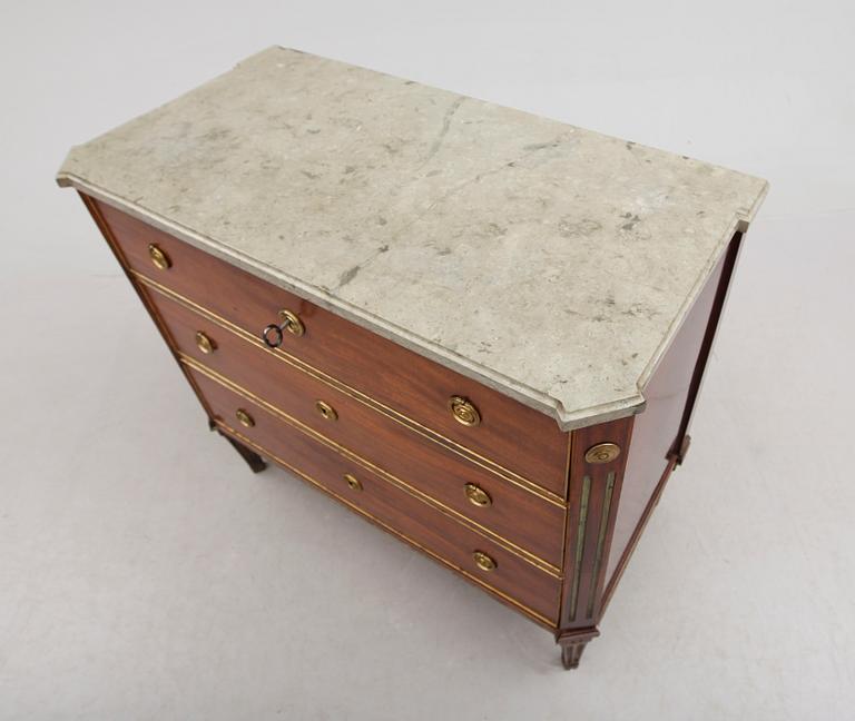 BYRÅ, sengustaviansk, omkring år 1800.