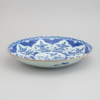 A blue and white dish, Qing dynasty, Kangxi (1662-1722).