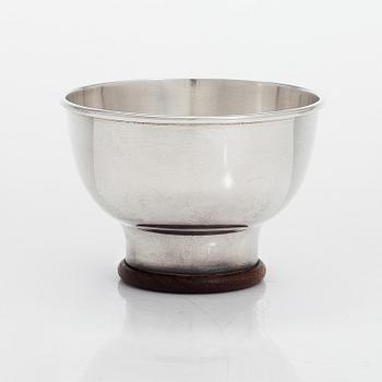 Tapio Wirkkala, a three-piece sterling silver and rosewood coffee set with tray, Kultakeskus, Hämeenlinna  1959-1971.