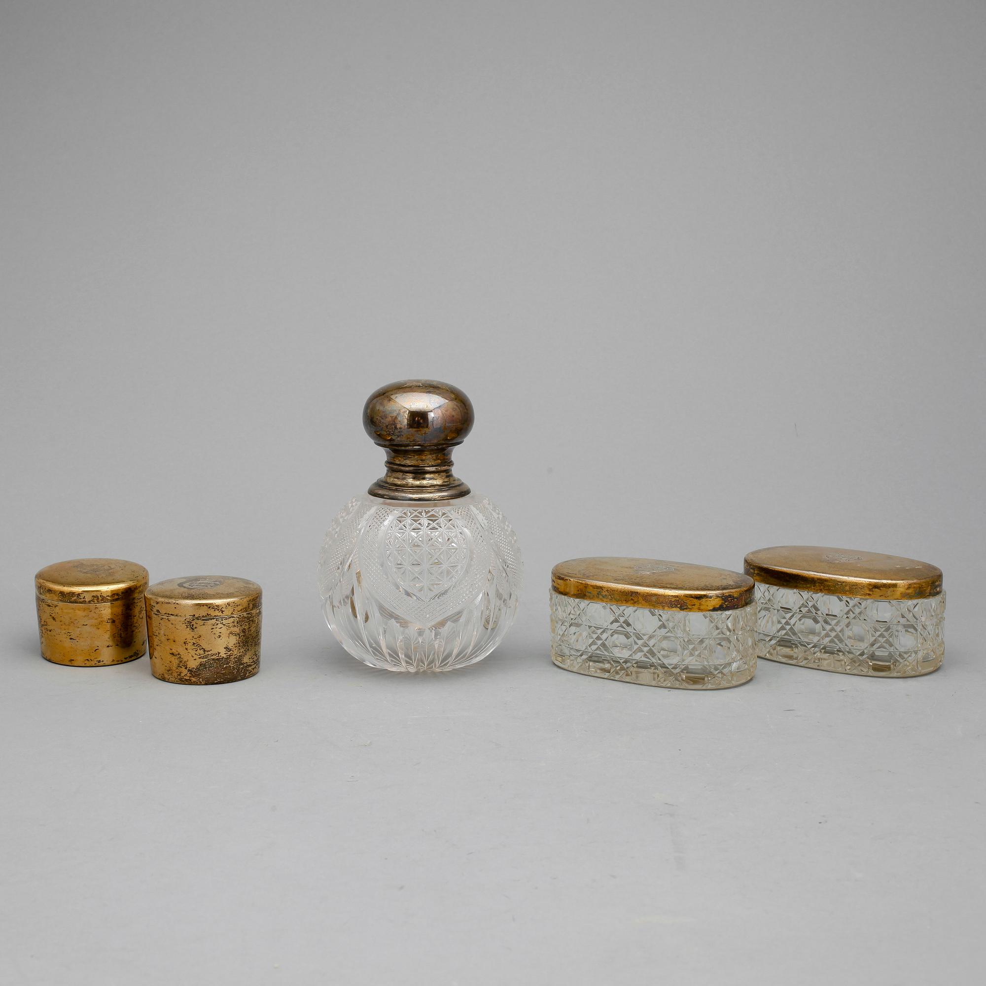 TOALETTSET, glas samt silver, Jacob Engelbert Torsk, 1899. Total silvervikt ca 263 gram.