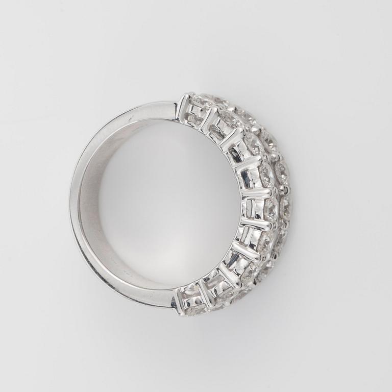 RING med baguette- och briljantslipade diamanter totalt 3.22 ct enl. gravyr. Kvalitet ca H/VS-SI.