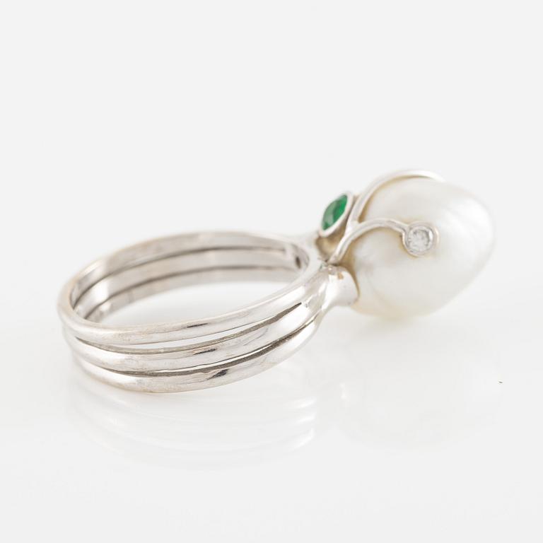 Ring 18K white gold with a baroque cultured pearl.