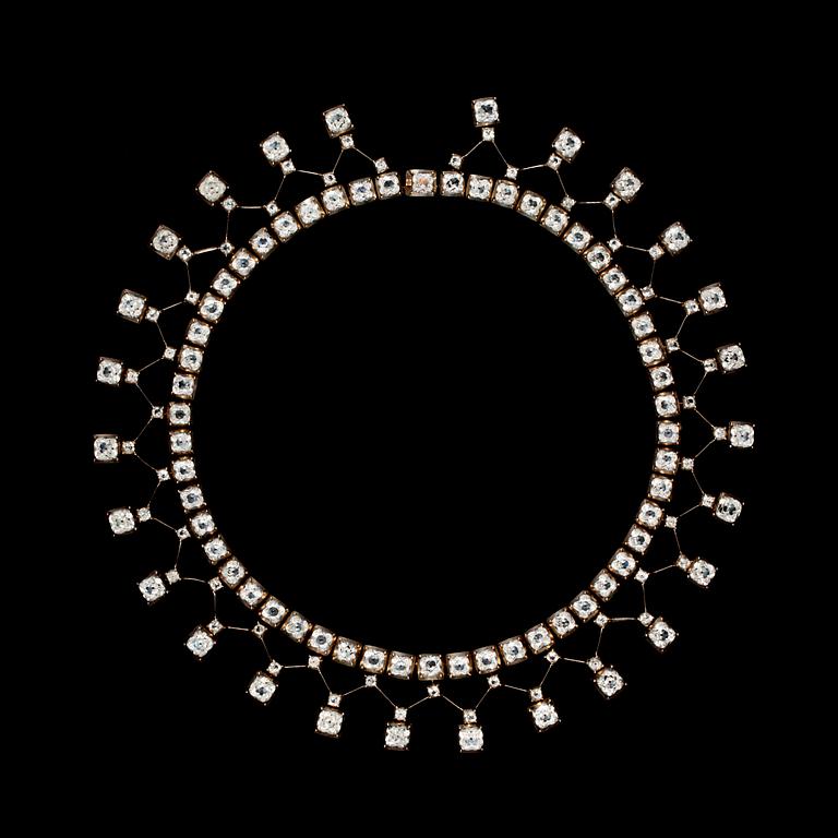 COLLIER med hängande kläppar, gammalslipad paste.