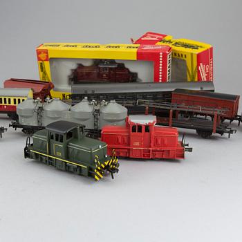 A lot of Fleischmann model trains, rails, transformers.