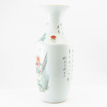 A Chinese vase, 20th century.