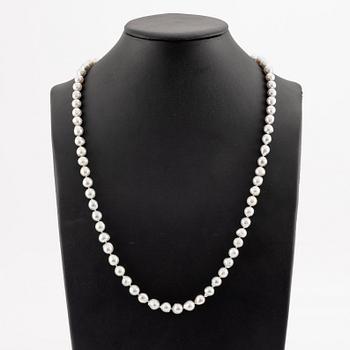 Cultured pearls necklace with silver clasp.