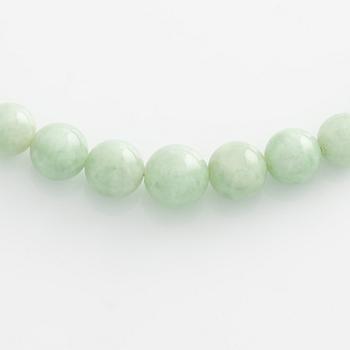 Collier jade med silverlås.