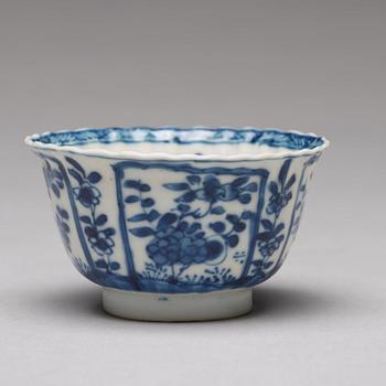 Seven matched blue and white cups with four dishes, Qing dynasty, Kangxi (1662-1722).