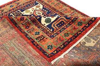 Matta, med s.k. Mamlukdesign, ca. 302 x 247 cm.