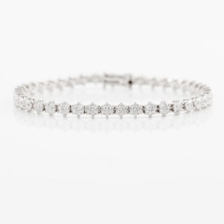 Tennis bracelet, 18K white gold with fancy-cut diamonds.
