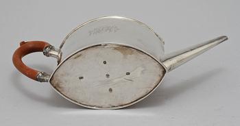TEKANNA, silver, London, England sekelskiftet 1700/1800. Vikt 440 g.