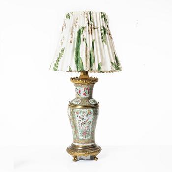 Bordslampa, porslin. Kanton, Kina, Qingdynastin, 1800-tal.