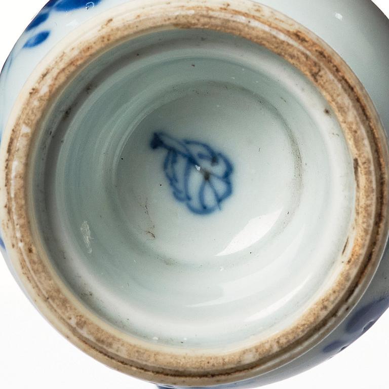 Miniatyrkanna med lock, silvermonterat porslin. Qing dynastin, Kangxi (1662-1722).