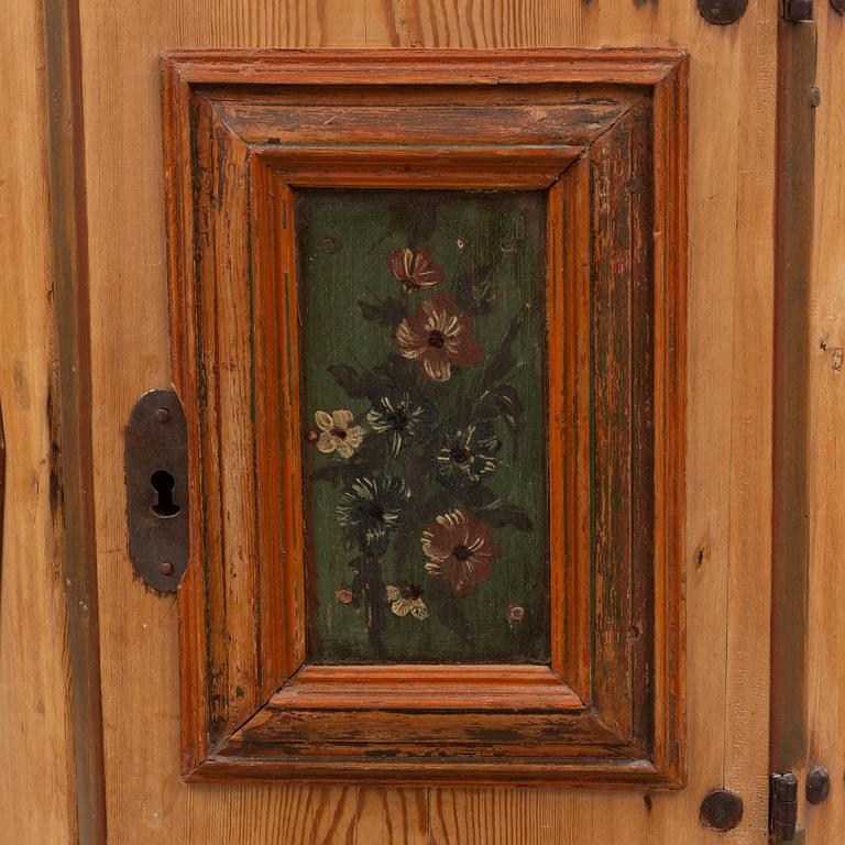 A corner cabinet, 19th century.