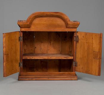 DRÄNGSKÅP, trä, 1800-tal.