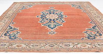 An antique Ziegler carpet, Sultanabad area, ca 418 x 330 cm.