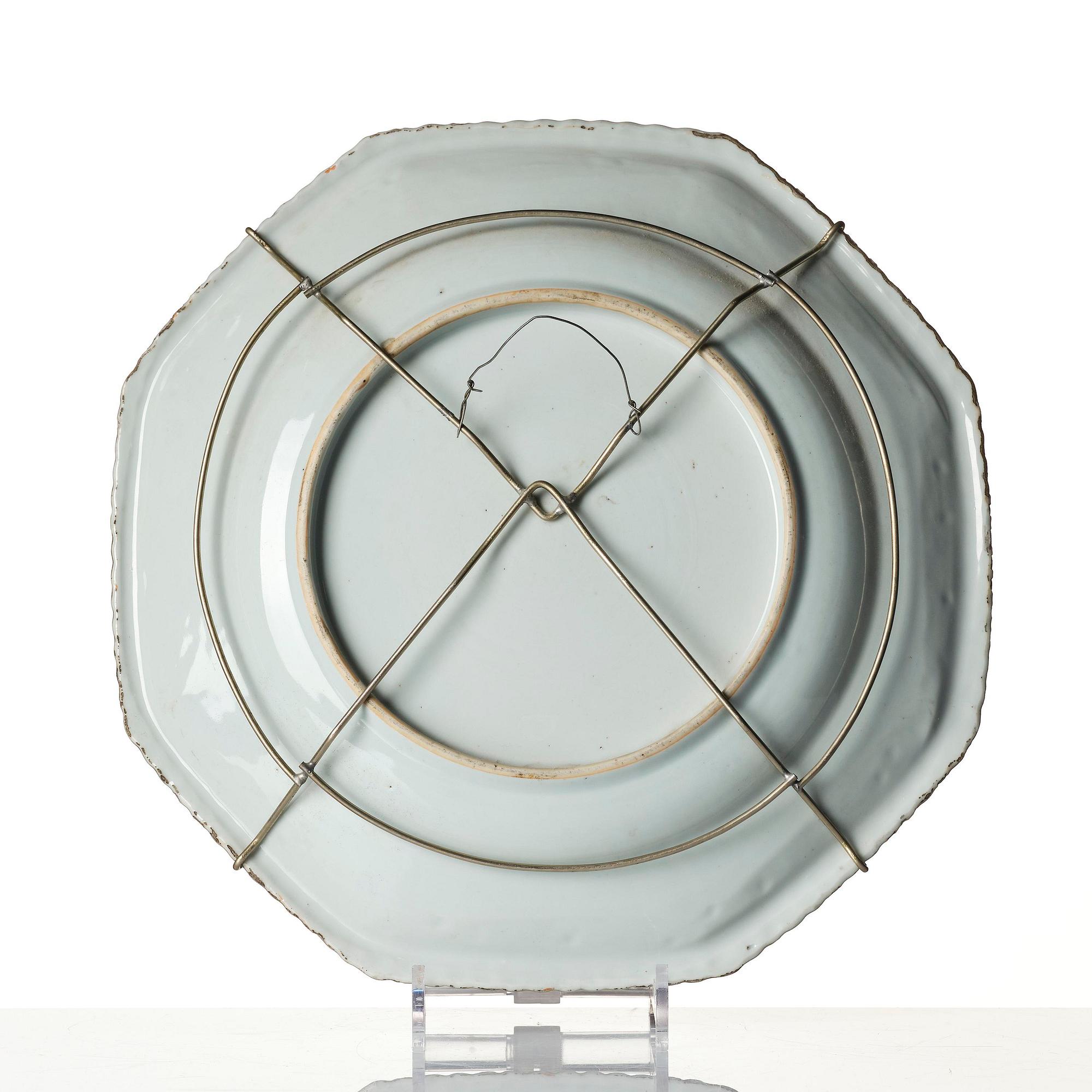 A large iron red decorated 'pie-crust' dish, Qing dynasty, Kangxi (1662-1722).