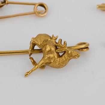 BROSCHER, 5 st, olika guldhalter, mestadels med svenska kontrollstämplar.