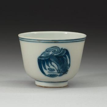 A blue and white Crane cup, Qing dynasty 19th century. With Qianlongs four characters mark.